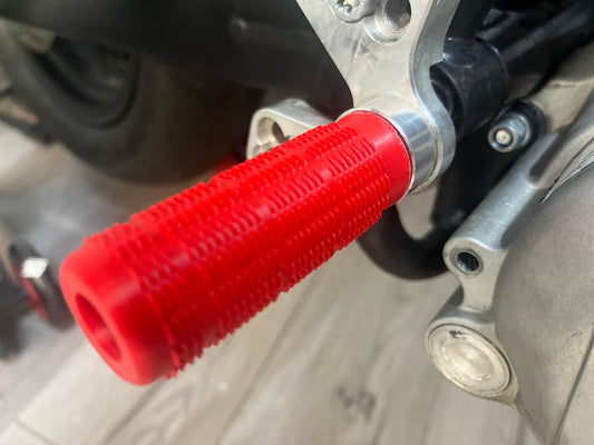 Coppia di Pedane Ultra Resistenti in ABS – Omologate per Minigp e Pit Bike col.rosso