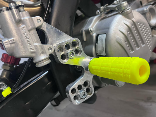 Coppia di Pedane Ultra Resistenti in ABS – Omologate per Minigp e Pit Bike col. red