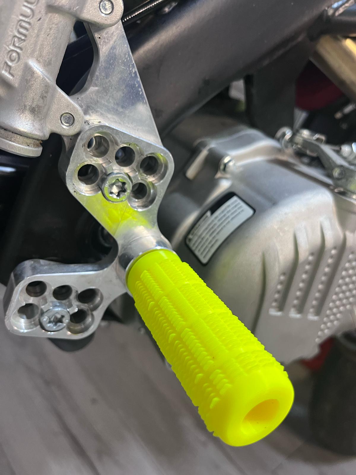Coppia di Pedane Ultra Resistenti in ABS – Omologate per Minigp e Pit Bike col. red